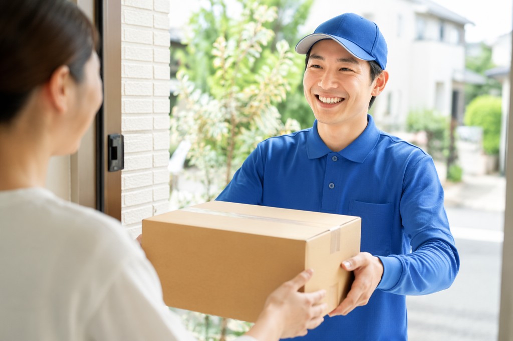 花月運送の配送スタッフが荷物をお届けする様子